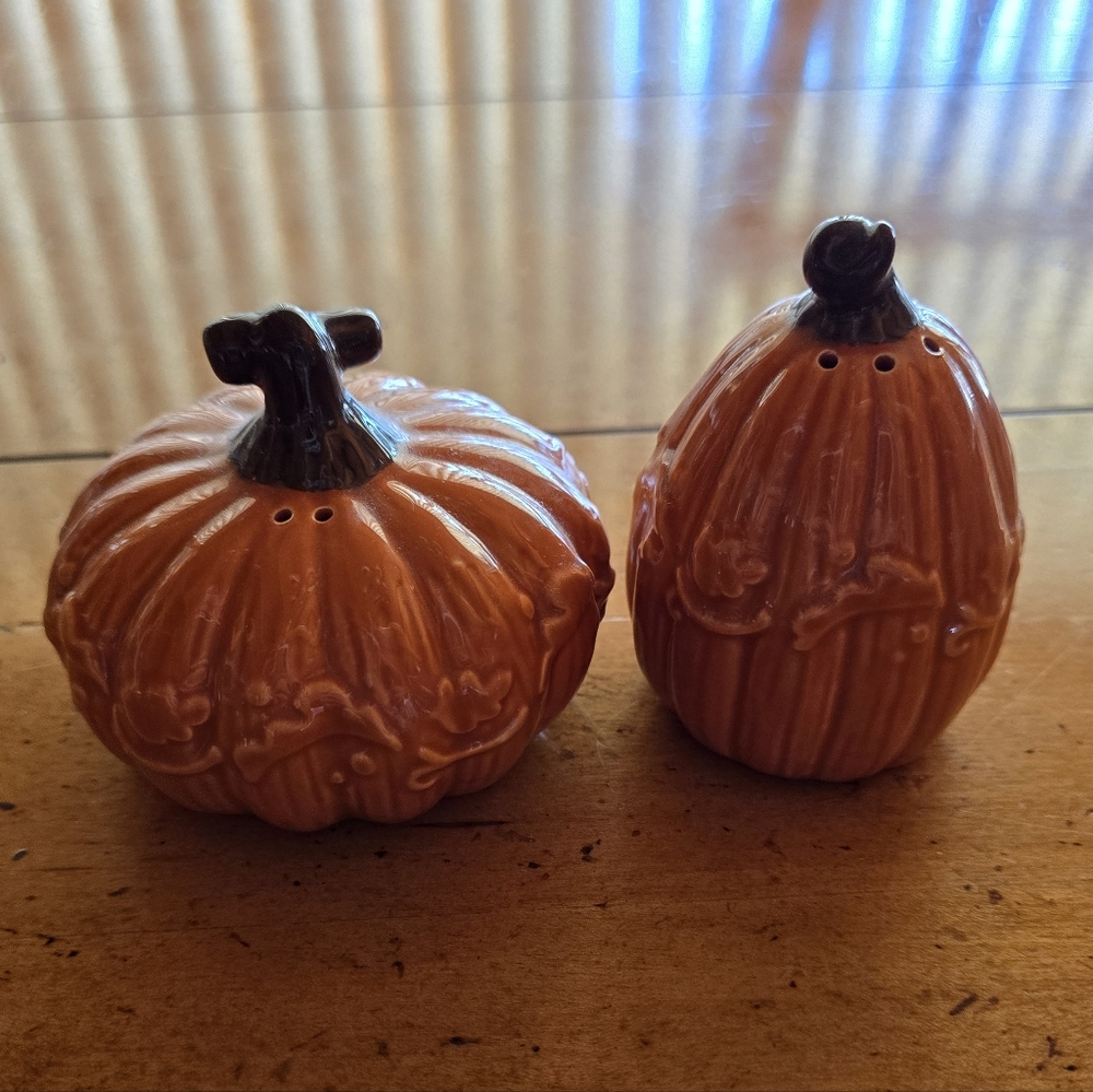 New Pumpkin Shape Salt And Pepper Shaket Set